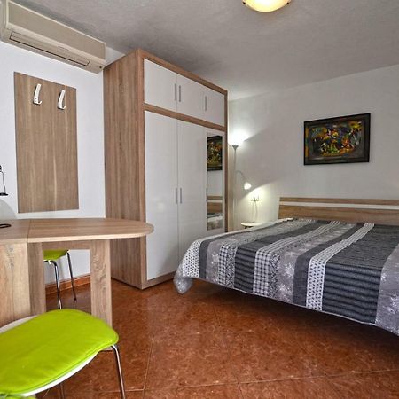 Yulia Apartments Ровин Екстериор снимка