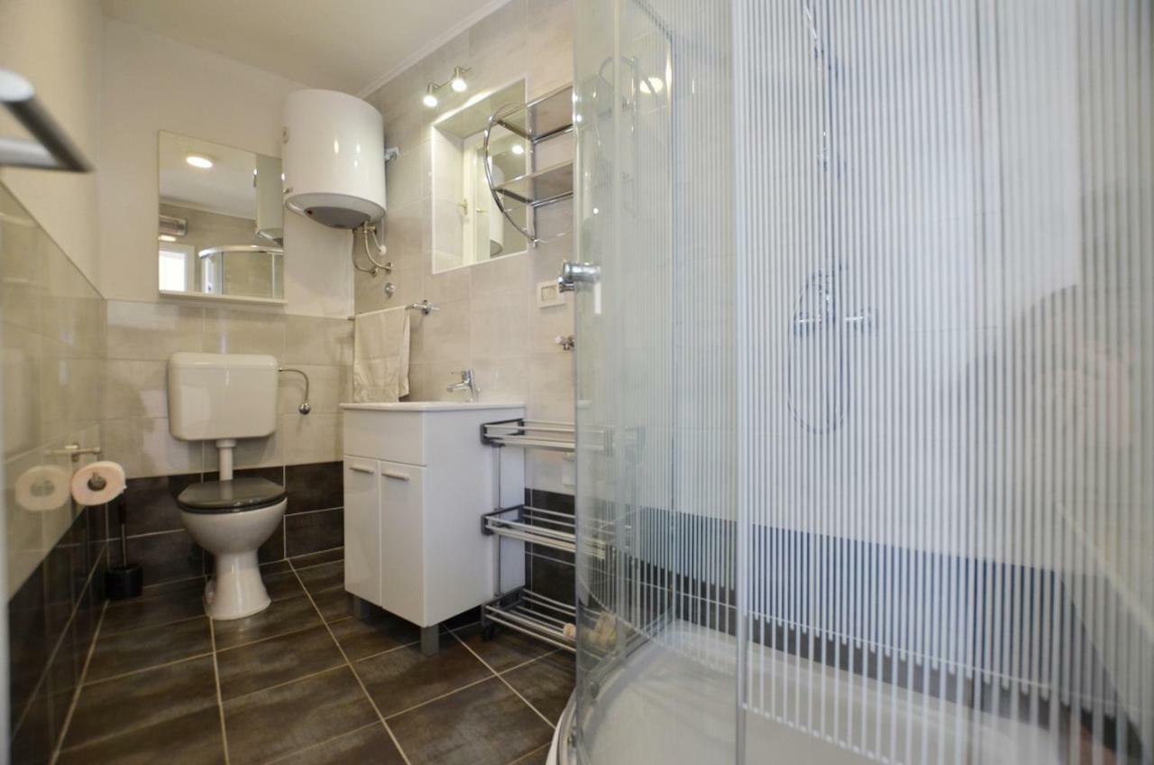 Yulia Apartments Ровин Екстериор снимка