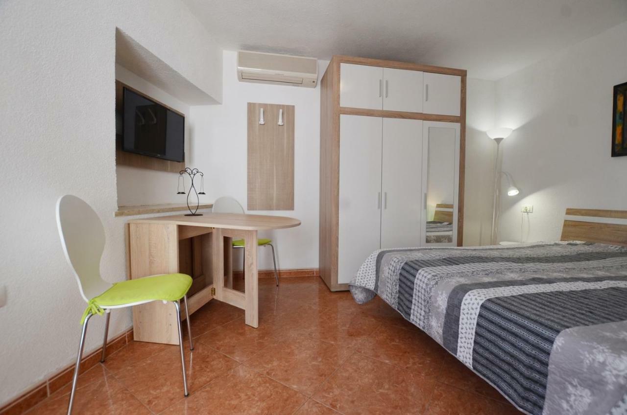 Yulia Apartments Ровин Екстериор снимка