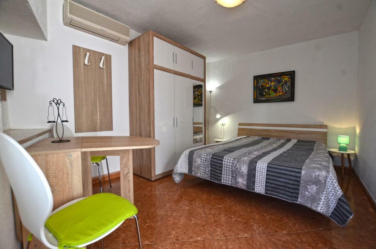 Yulia Apartments Ровин Екстериор снимка