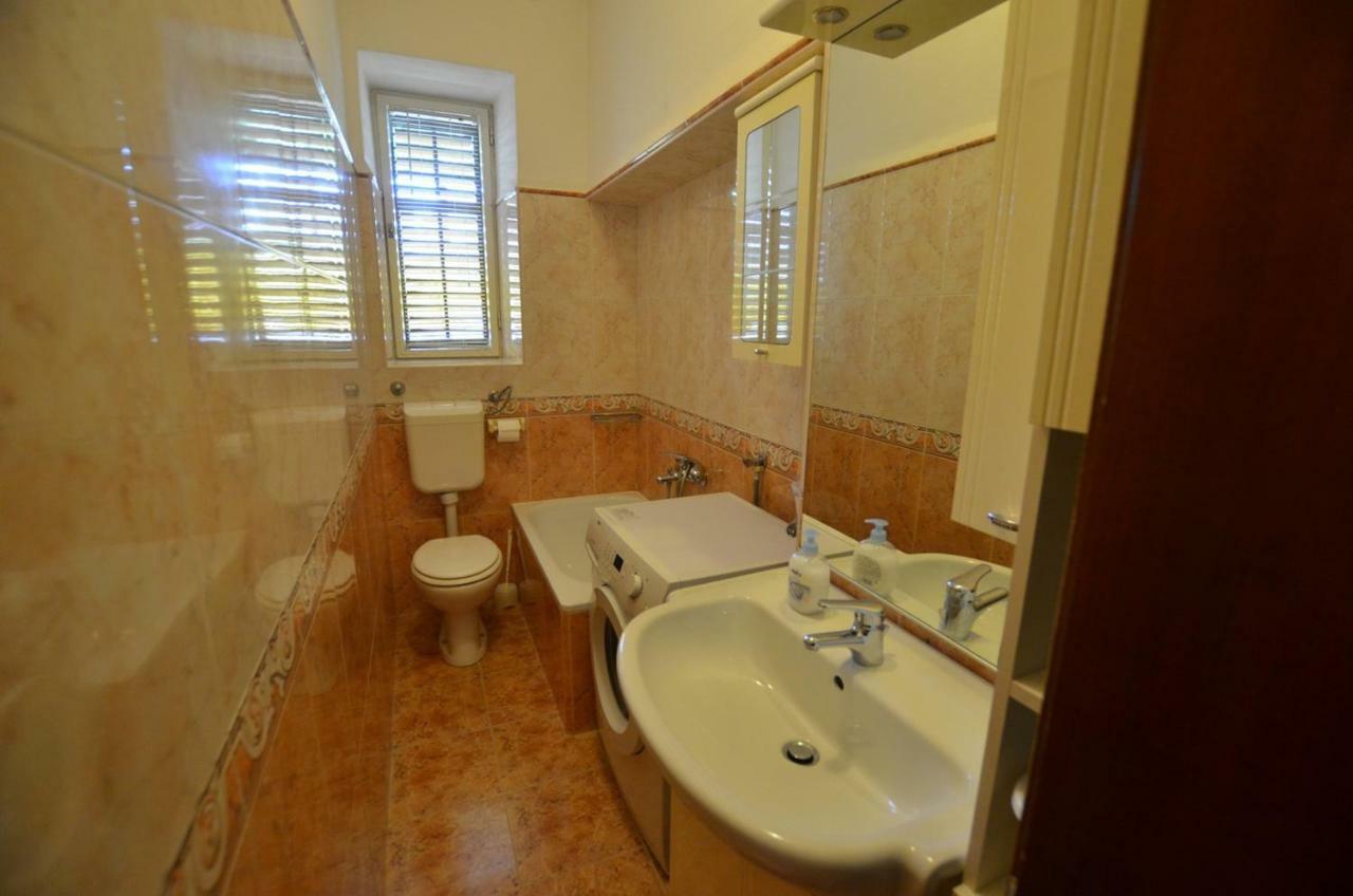 Yulia Apartments Ровин Екстериор снимка