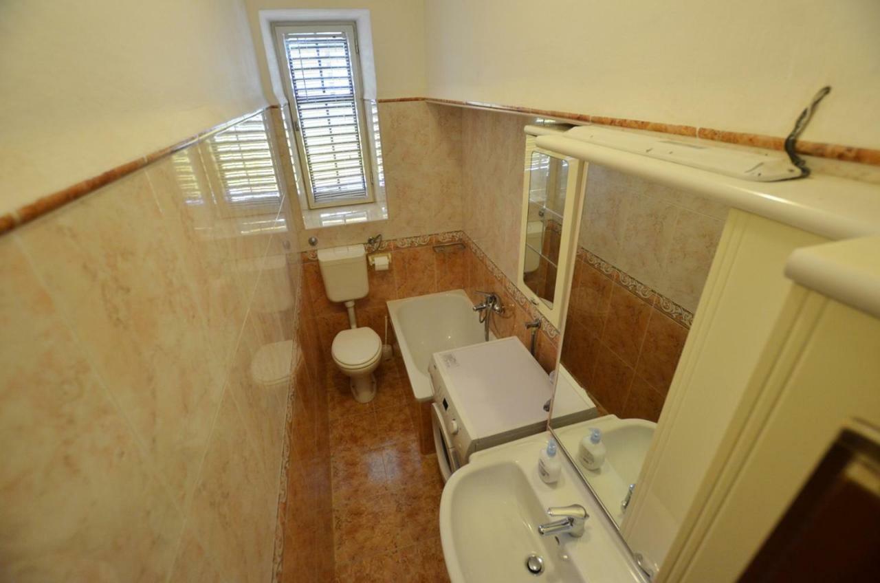 Yulia Apartments Ровин Екстериор снимка