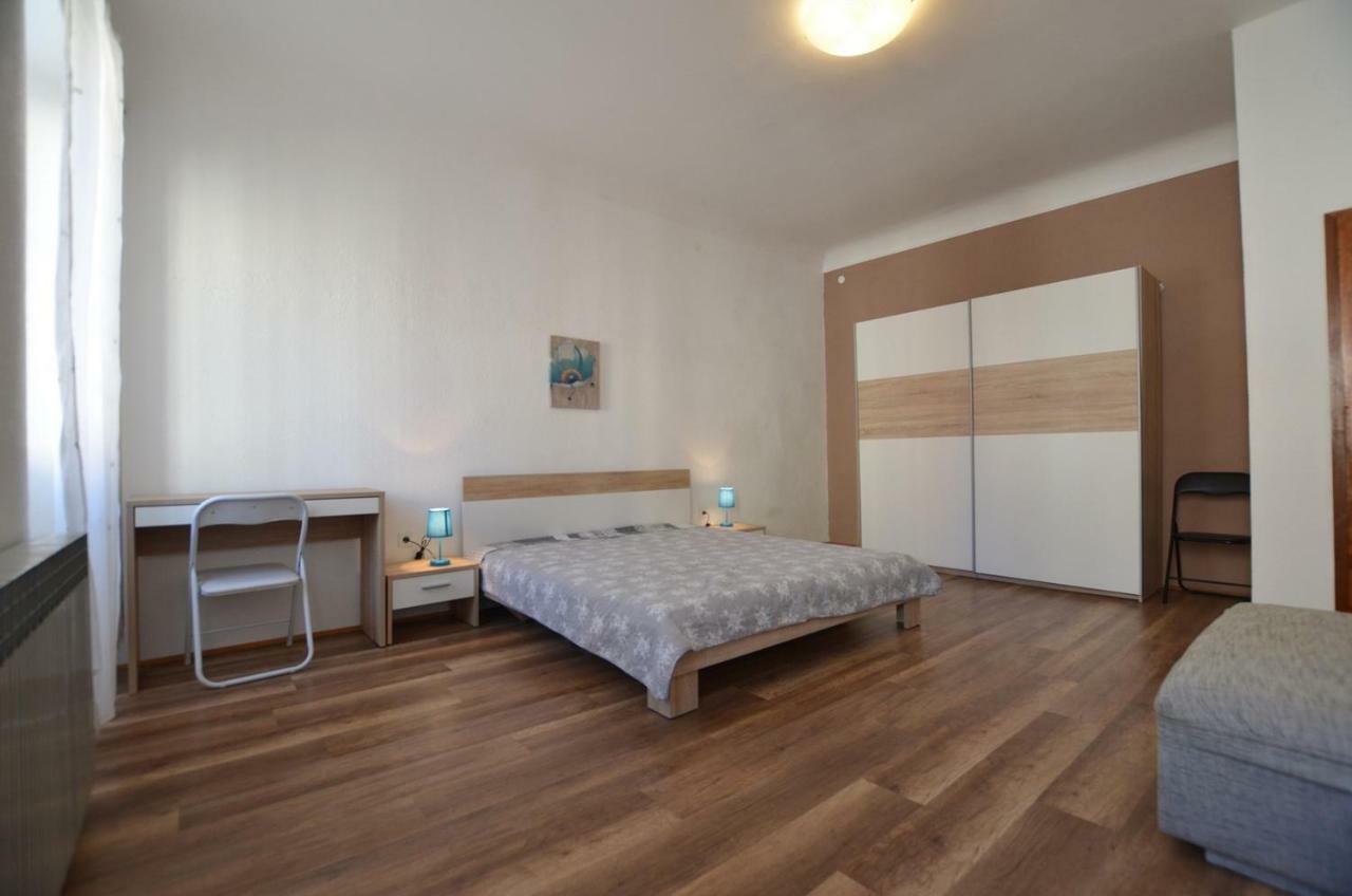 Yulia Apartments Ровин Екстериор снимка
