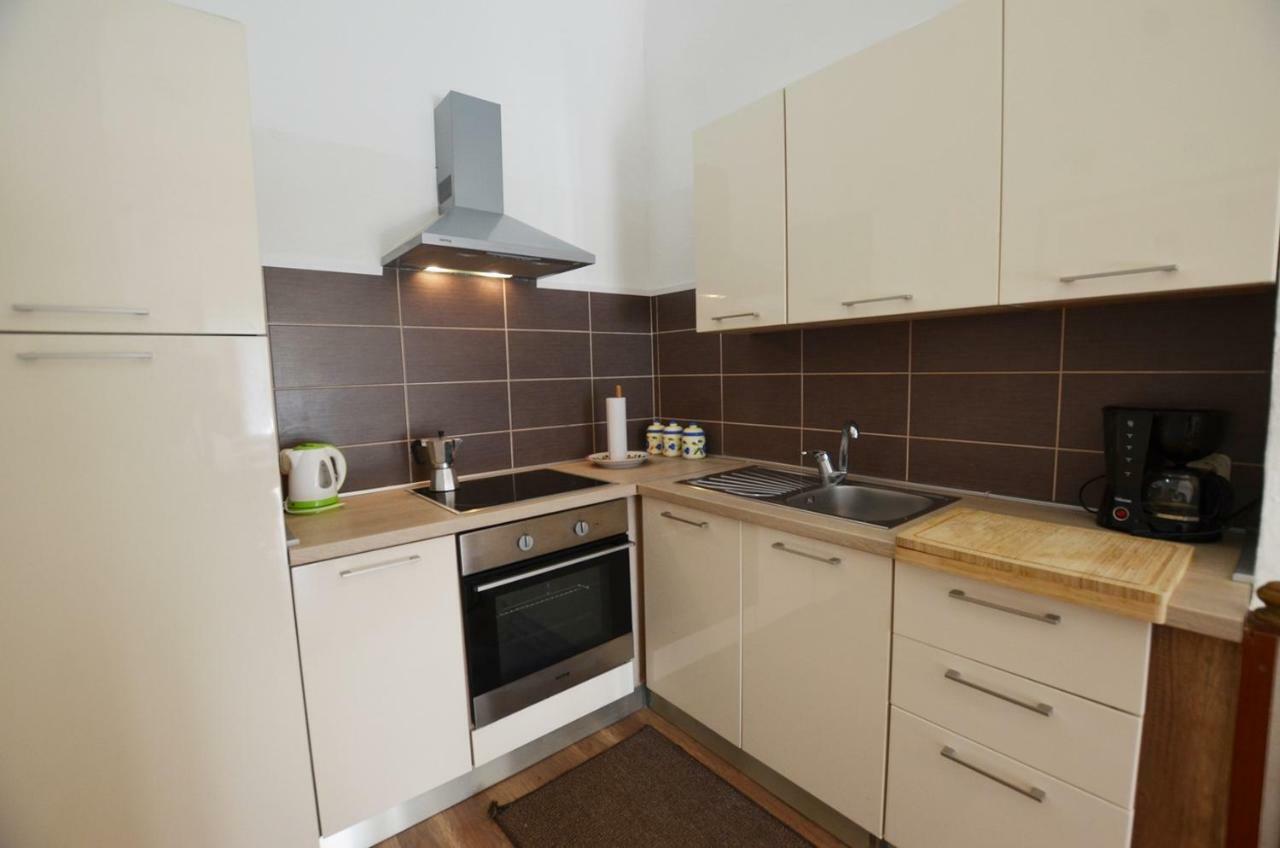 Yulia Apartments Ровин Екстериор снимка