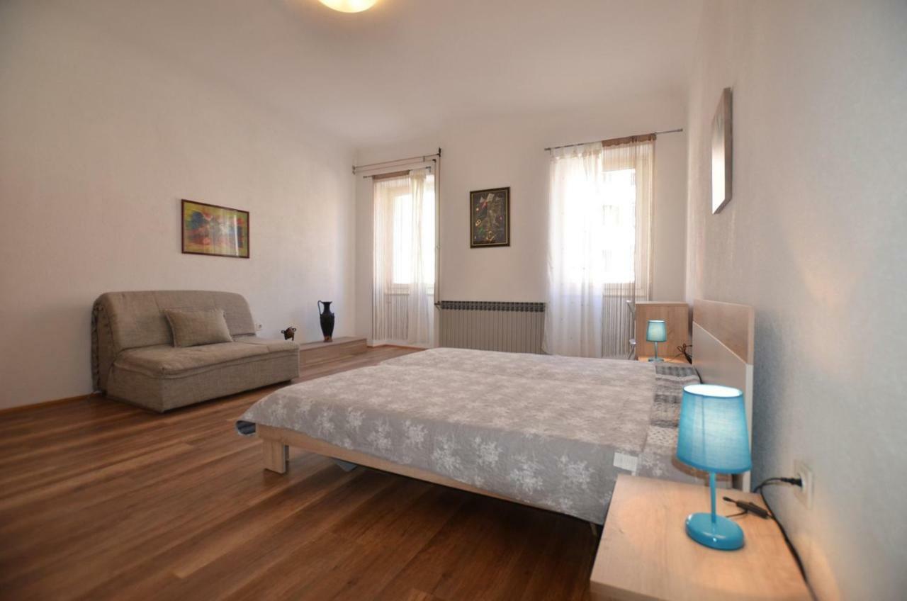 Yulia Apartments Ровин Екстериор снимка