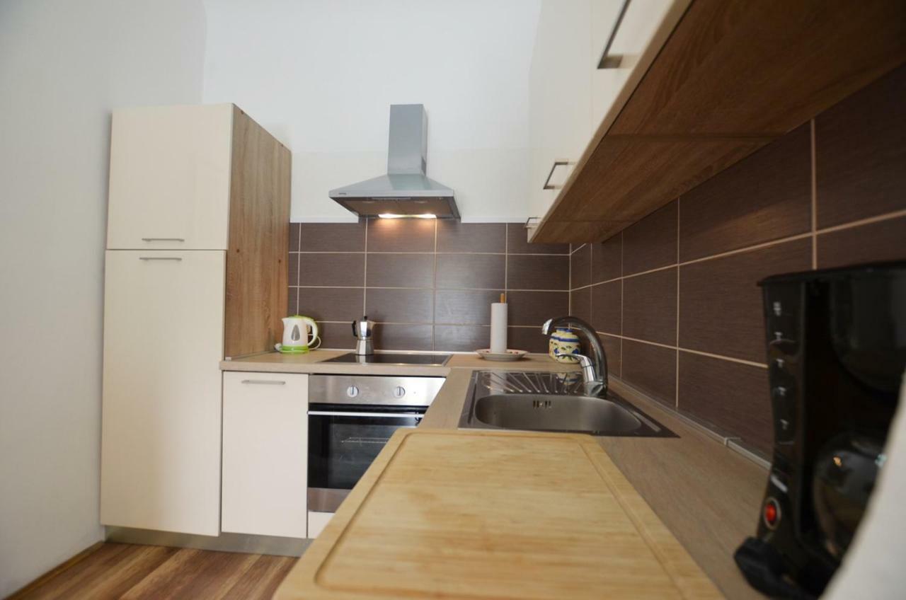 Yulia Apartments Ровин Екстериор снимка