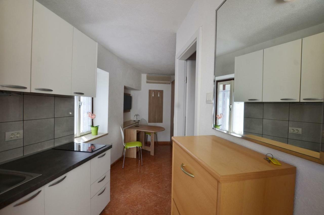 Yulia Apartments Ровин Екстериор снимка