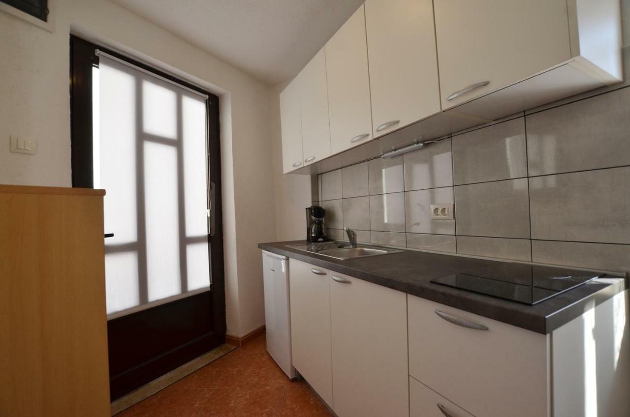 Yulia Apartments Ровин Екстериор снимка