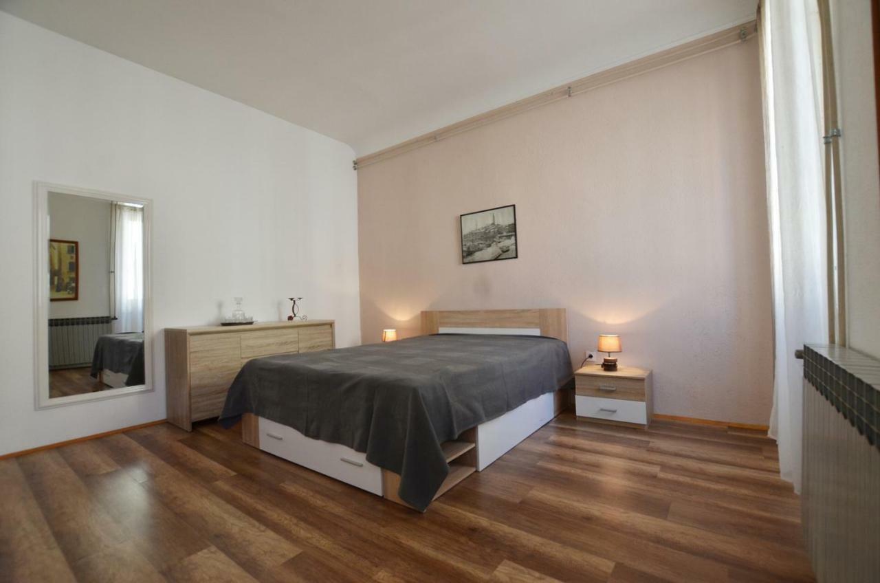 Yulia Apartments Ровин Екстериор снимка
