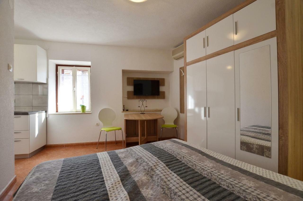 Yulia Apartments Ровин Екстериор снимка